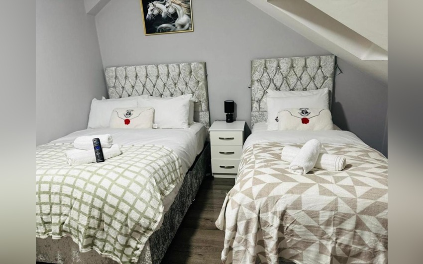 Triple room at Heathrow Roomzzz BnB