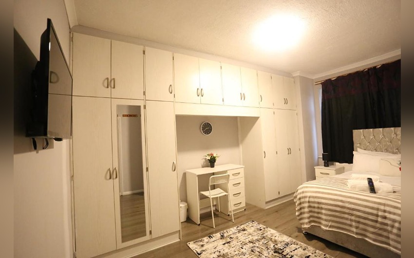 Double room at Heathrow Roomzzz BnB