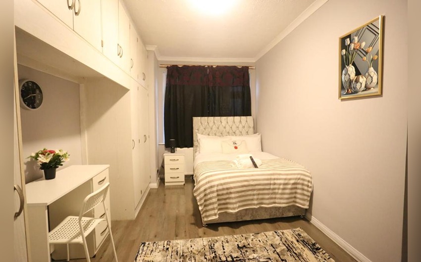 Double room at Heathrow Roomzzz BnB
