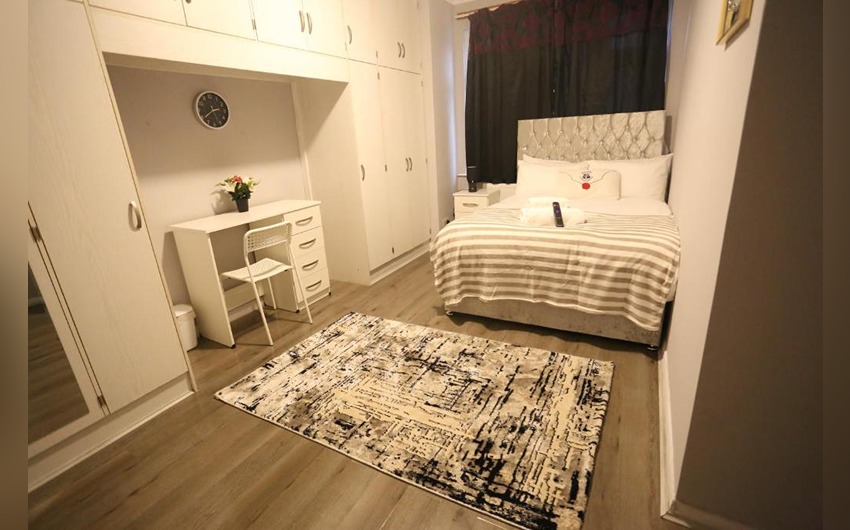 Double room at Heathrow Roomzzz BnB
