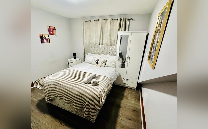 Double room at Heathrow Roomzzz BnB