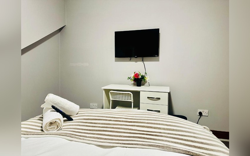Double room at Heathrow Roomzzz BnB