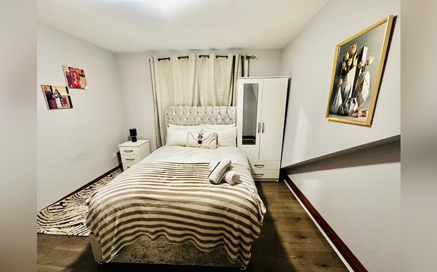 Double room at Heathrow Roomzzz BnB