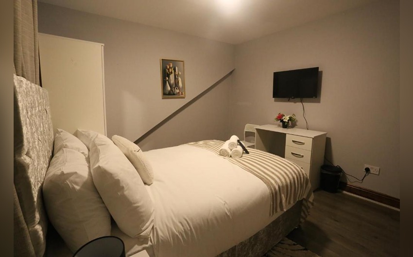 Double room at Heathrow Roomzzz BnB