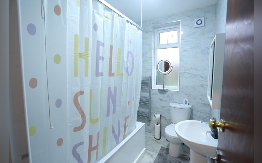 Bathroom at Heathrow Roomzzz BnB