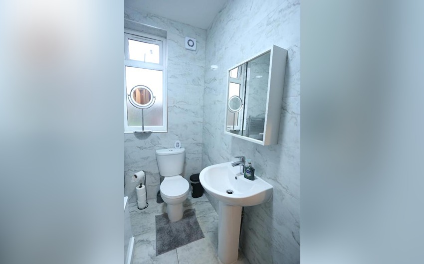 Bathroom at Heathrow Roomzzz BnB