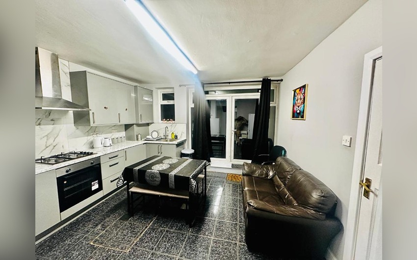 Kitchen at Heathrow Roomzzz BnB